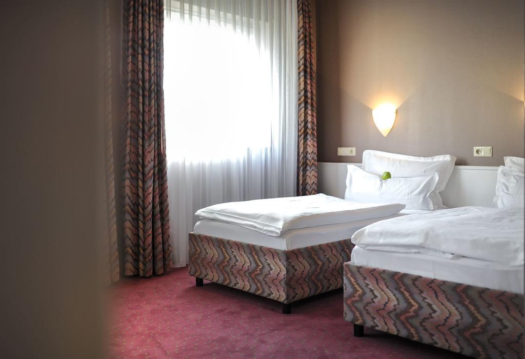 Airport Hotel By The New Yorker Koln Bagian luar foto