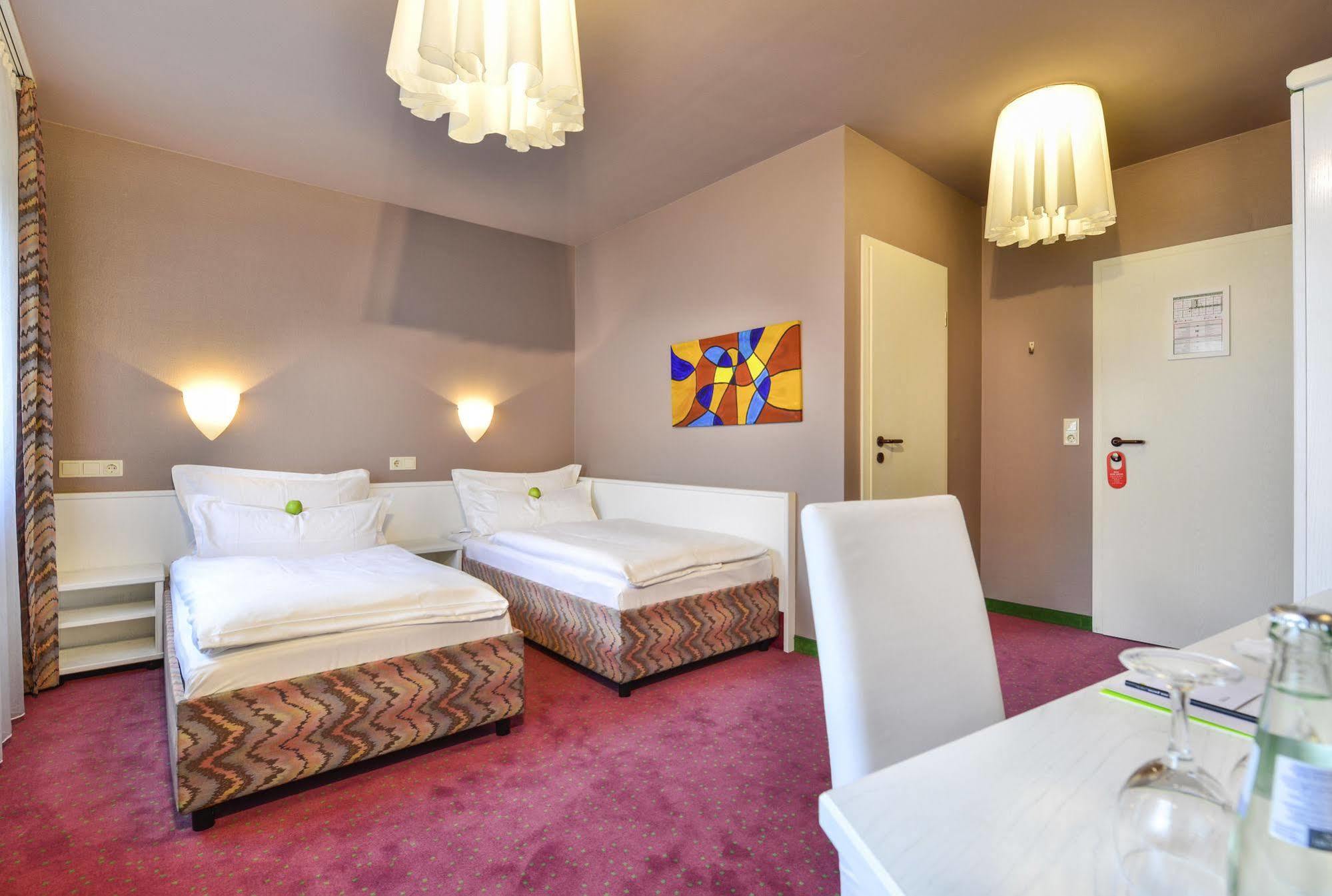 Airport Hotel By The New Yorker Koln Bagian luar foto