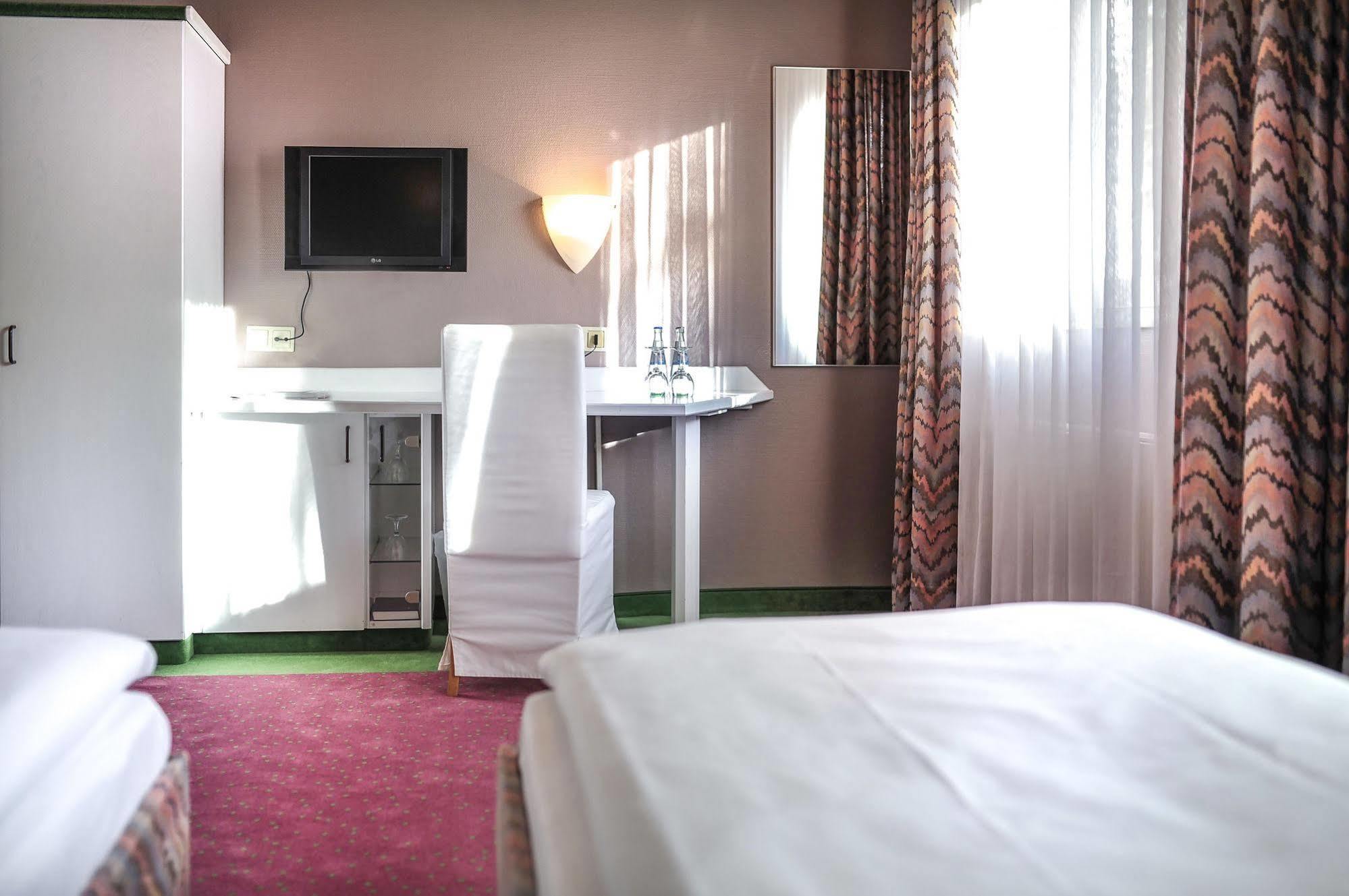 Airport Hotel By The New Yorker Koln Bagian luar foto
