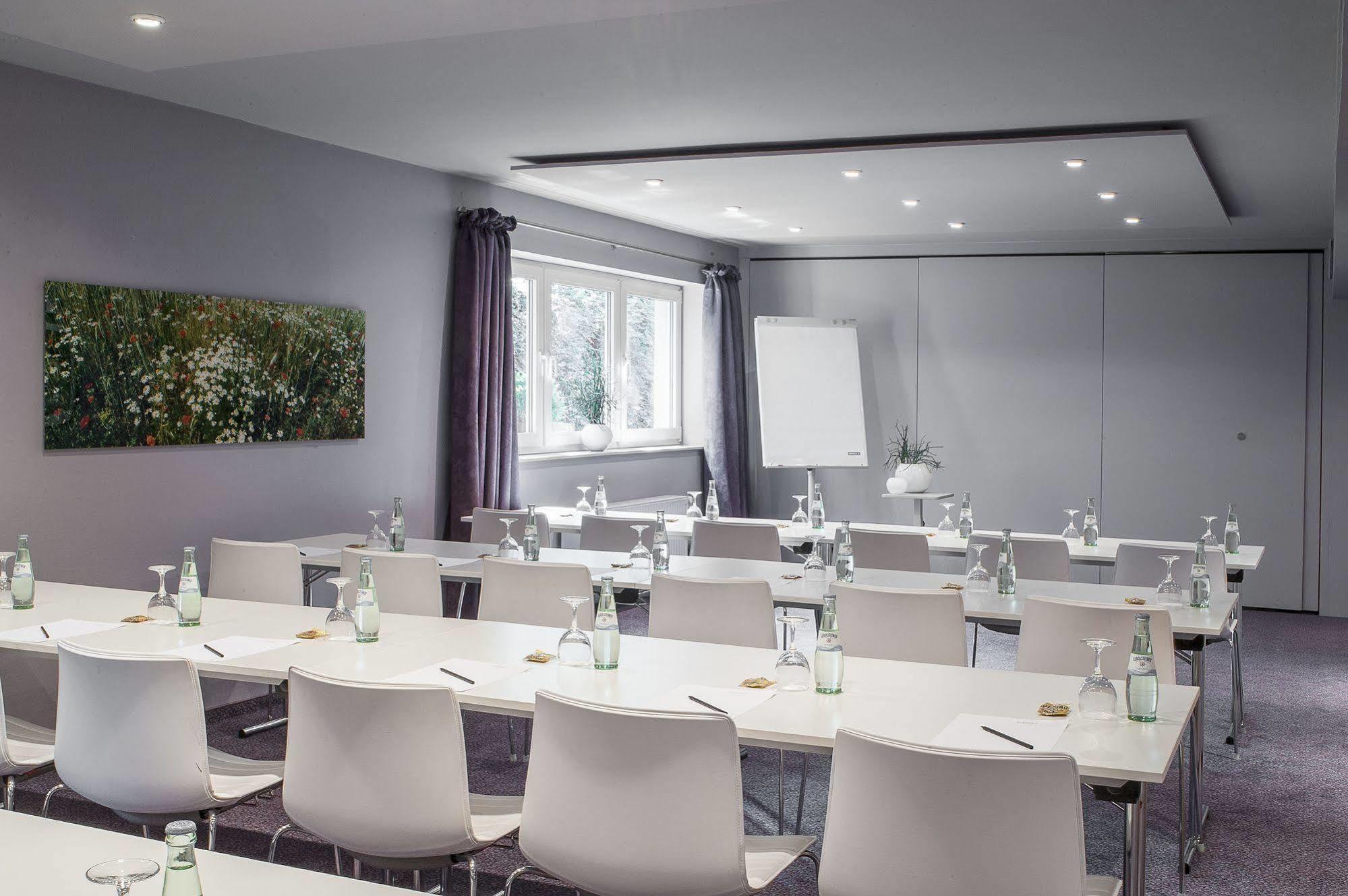 Airport Hotel By The New Yorker Koln Bagian luar foto