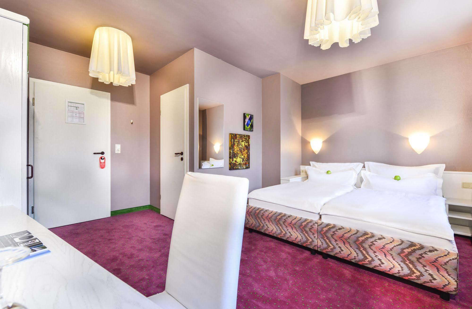 Airport Hotel By The New Yorker Koln Bagian luar foto