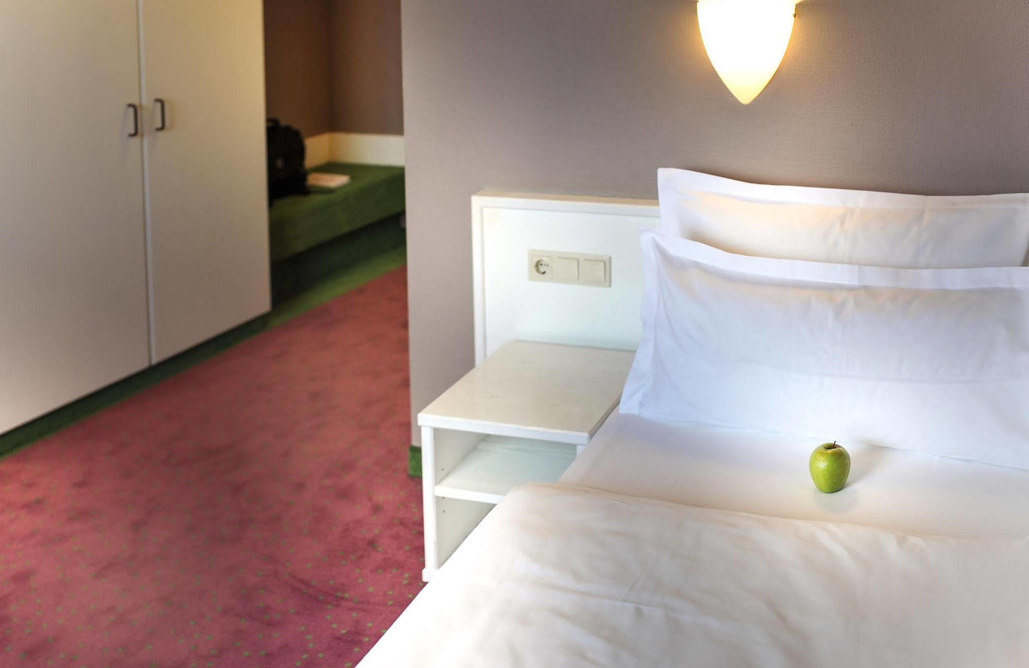 Airport Hotel By The New Yorker Koln Bagian luar foto