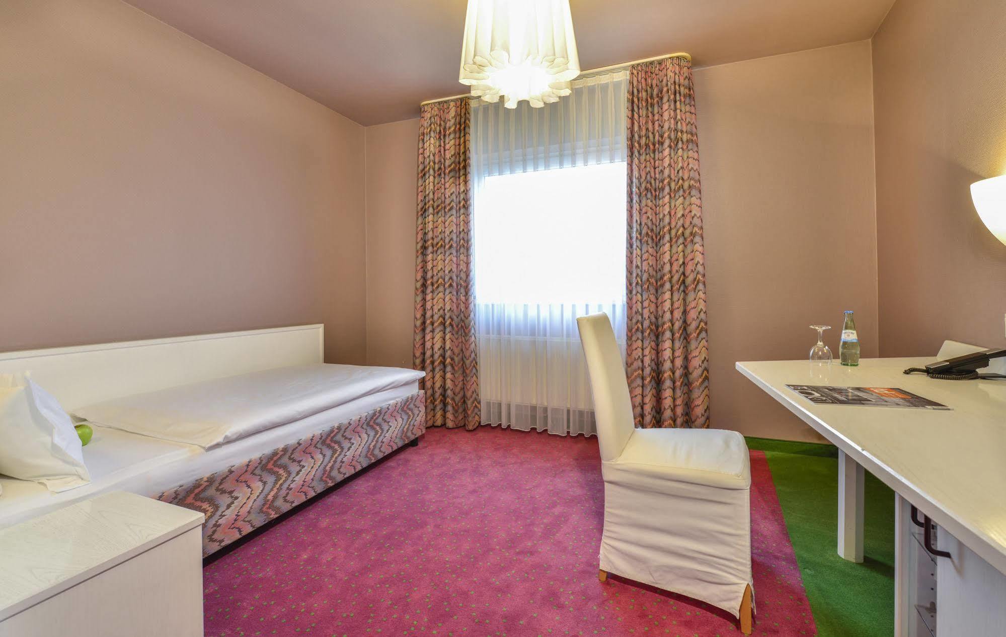 Airport Hotel By The New Yorker Koln Bagian luar foto