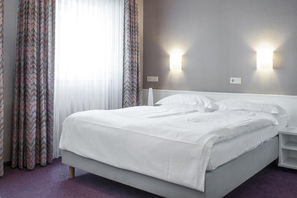 Airport Hotel By The New Yorker Koln Bagian luar foto